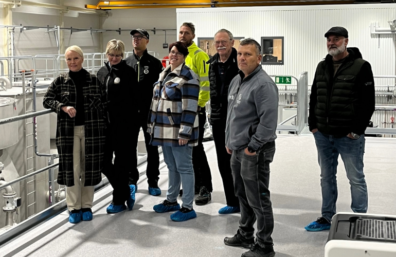 Kommunanställda, förvaltningschefer och företagare står samlade i Degerfors vattenverk.