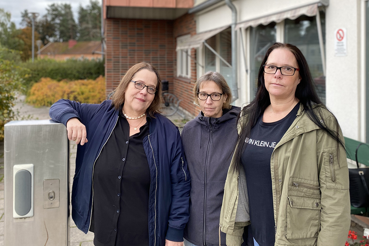 Bild på Annelie, Pernilla och Birgitta Granath utanför Västergårdens särskilda boende.