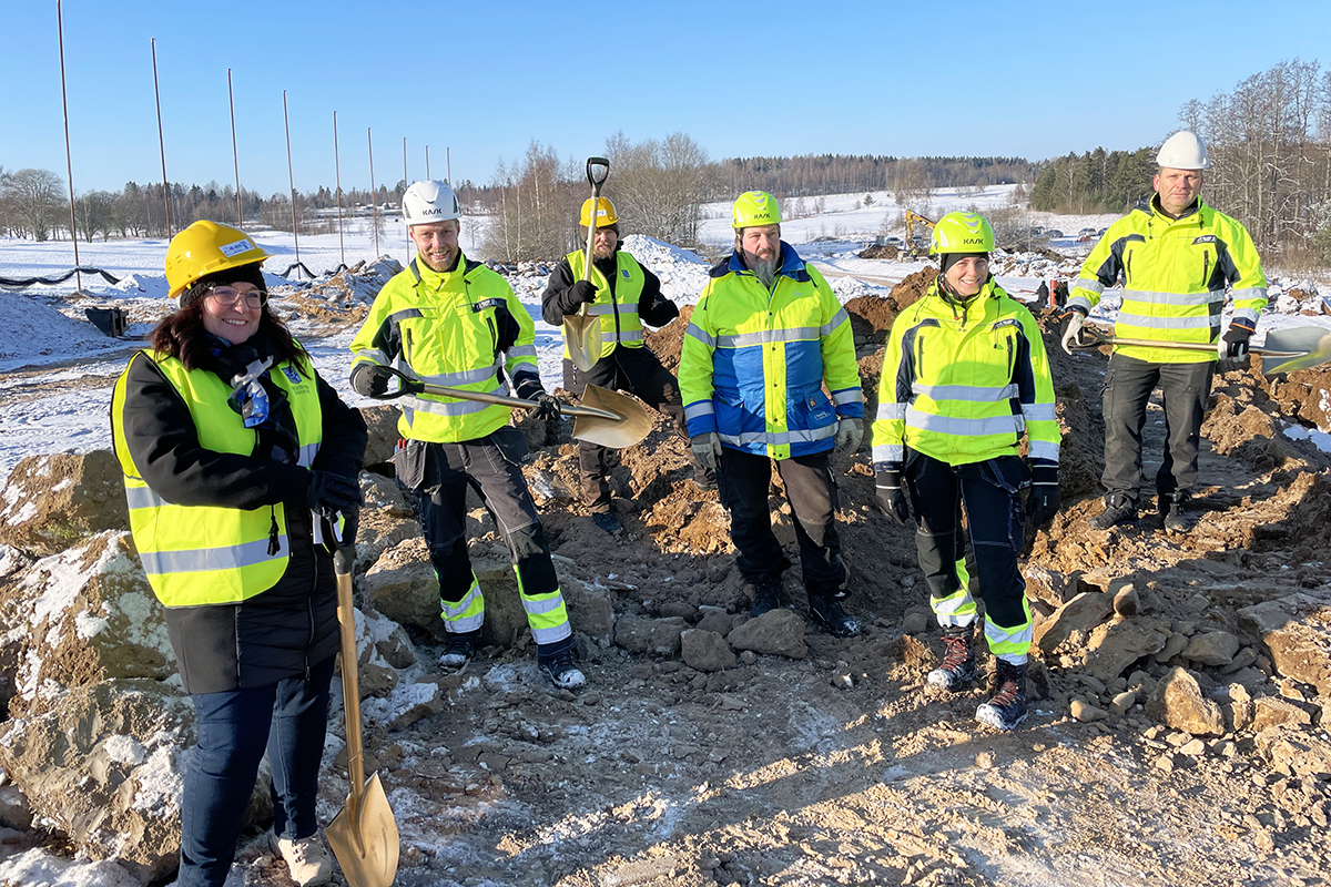 Bild på politiker och tjänstepersoner i Degerfors kommun som tagit det första spadtaget vid det nya vattenverket.