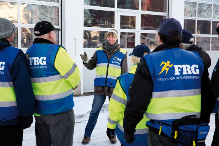 Medlemmar i Frivilliga resursgruppen klädda i varseljackor med FRG:s logga på ryggen.