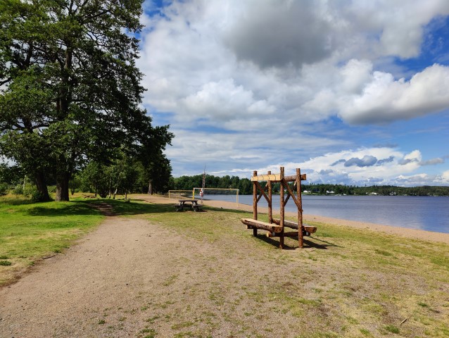 En ställning i trä med krokar och bänk för att byta om på Degernäs badstrand.