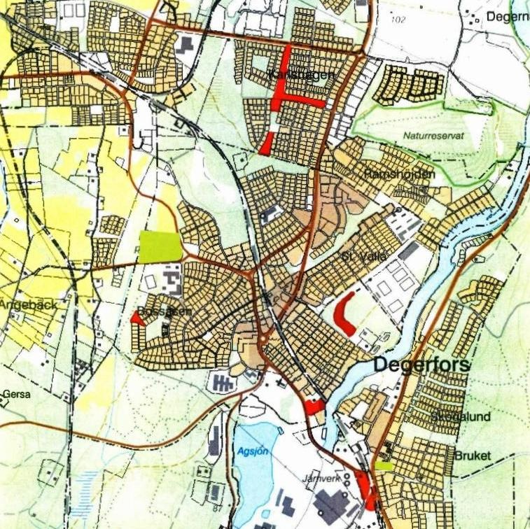 Karta över Degerfors med gräsytor utmärkta i rött där kommunen föreslår ställa om till ängsmark.