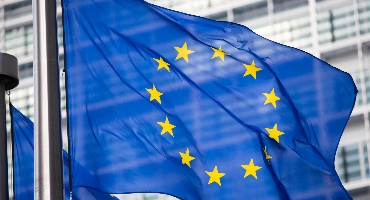 EU-flaggan med blå bakgrund och ringen av stjärnor.