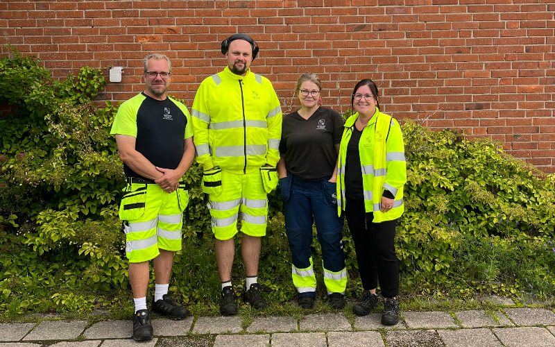 Anneli Mylly i varselkläder tillsammans med medarbetare på parkförvaltningen i Degerfors kommun.