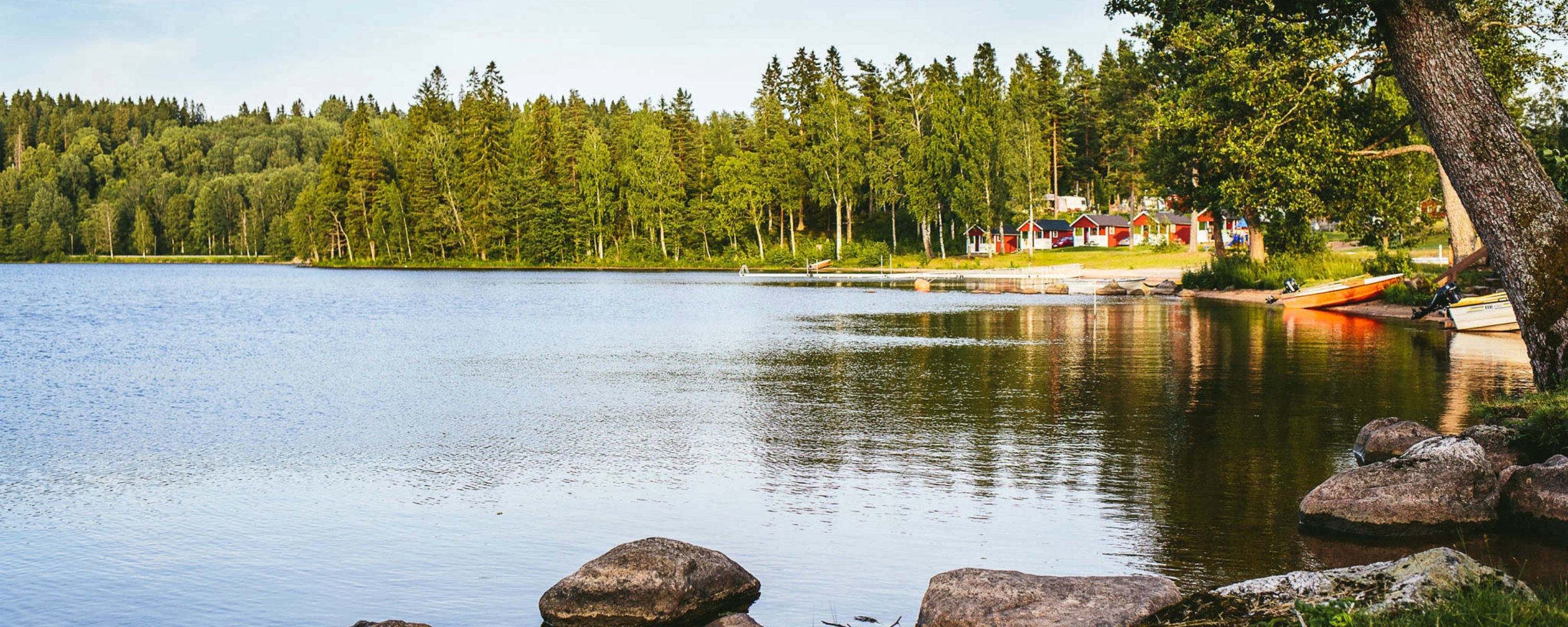 Stranden på Degernäs camping i sommarsolen.